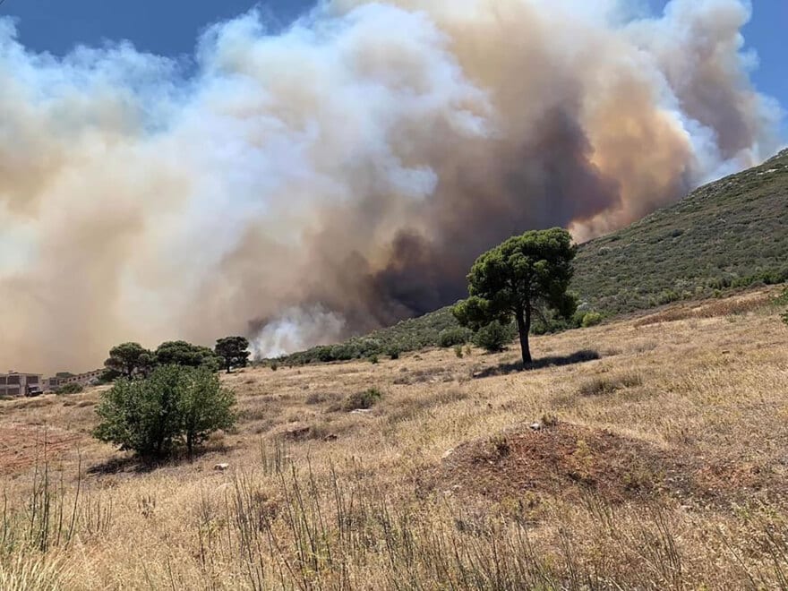 Φωτιά στον Νέο Κουβαρά: Καίγονται σπίτια στην Ανάβυσσο 13 koyvaras__2_