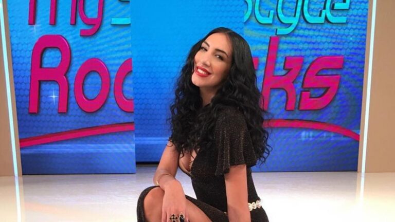 «Δε μου αρέσω πια»: Η Σοφία Λεοντίτση του «My Style Rocks» δείχνει χωρίς ρετούς το κορμί της με μαγιό μετά τη γέννηση των παιδιών της