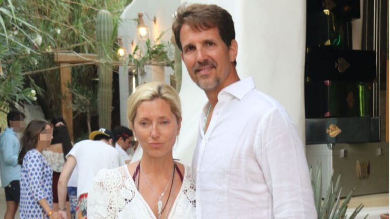 Μαρί Σαντάλ: Εντελώς άβαφη με boho φλοράλ φόρεμα στο κέντρο της Αθήνας μαζί με τον Παύλο