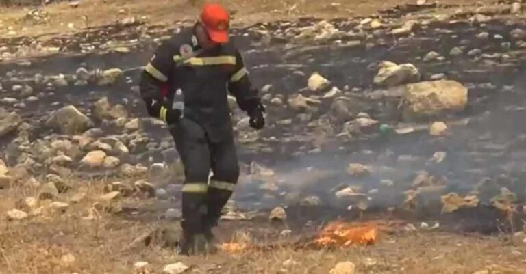 Με τα πόδια και ένα εμφιαλωμένο νερό – Η προσπάθεια πυροσβέστη να σβήσει τη φωτιά χωρίς καθόλου μέσα