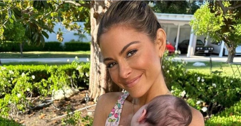 Μαρία Μενούνος: Αγκαλιά με την νεογέννητη κόρη της, φορώντας ίδια ρούχα