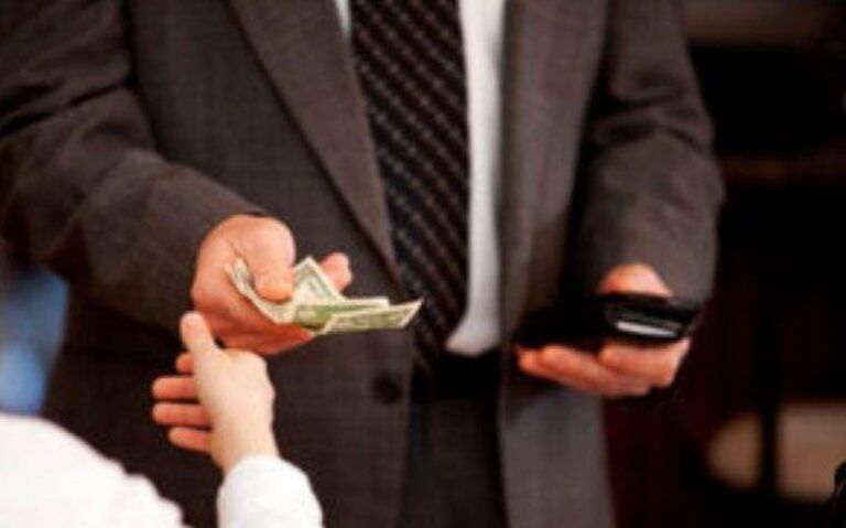 Ο πατέρας μου, μου χρωστάει 13.800 ευρώ από διατροφές. Πώς μπορώ να τα διεκδικήσω;