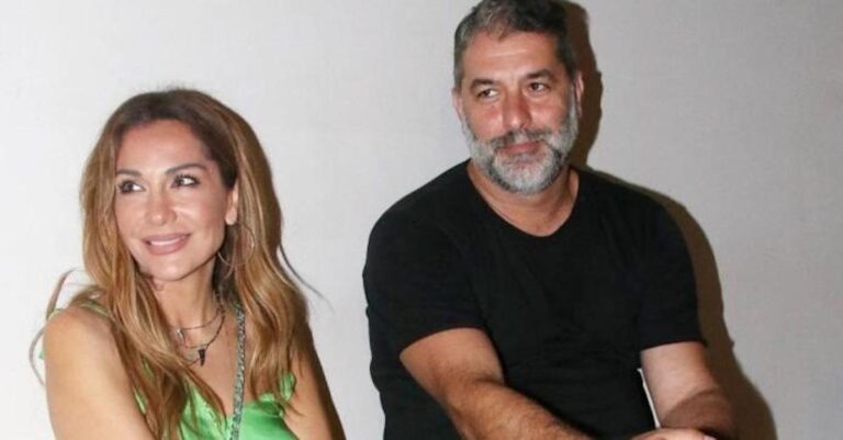 Ο Βασίλης Μπισμπίκης συνόδευσε τη Δέσποινα Βανδή σε πάρτι με λευκό dress code φορώντας… μαύρα