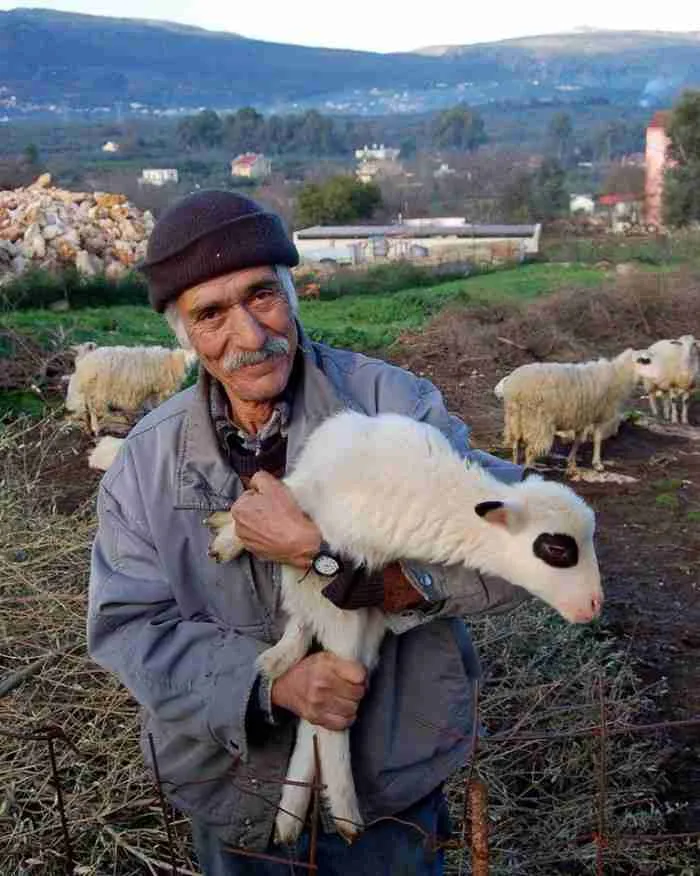 33 συγκινητικές φωτογραφίες ανθρώπων που έμειναν πίσω στο χωριό