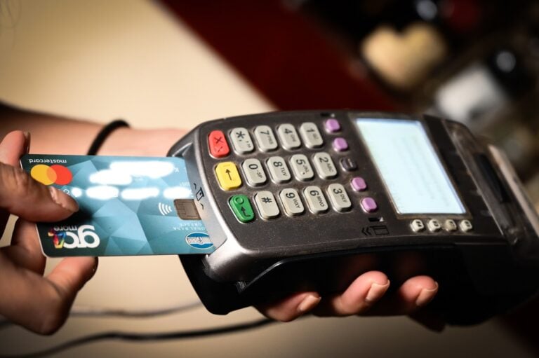 Μηχανήματα POS (υποχρεωτικά) σε delivery, ταξί και όσους δουλεύουν ακόμα με μετρητά