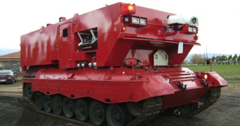 Στη Ρόδο το άρμα μάχης που μετατράπηκε σε θηριώδες πυροσβεστικό: Ρίχνει 15.000 λίτρα νερό ενώ αντέχει και σε ναρκοπέδιο