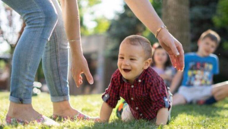 Σ’ εσένα, που με ρωτάς γιατί αργώ να κάνω δεύτερο παιδί… δεν σου πέφτει λόγος!