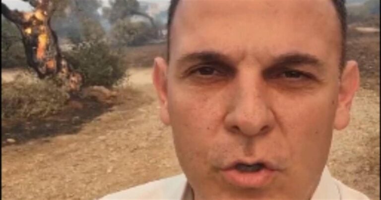 «Δεν πιάνεις ένα κουβά να σβήσεις το δεντράκι πίσω σου;» – «Σάλος» στο Τwitter με το βίντεο του Καραμέρου από το μέτωπο των φωτιών