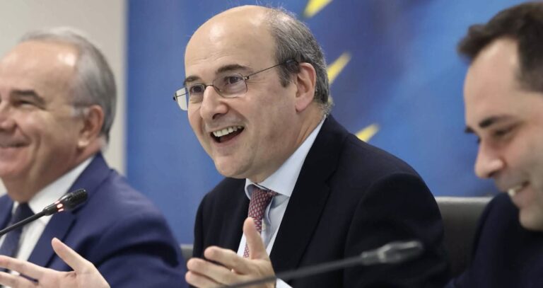 Χατζηδάκης: Παράταση του market pass έως τον Οκτώβριο – 70 ευρώ αύξηση σε όλους τους δημοσίους υπαλλήλους