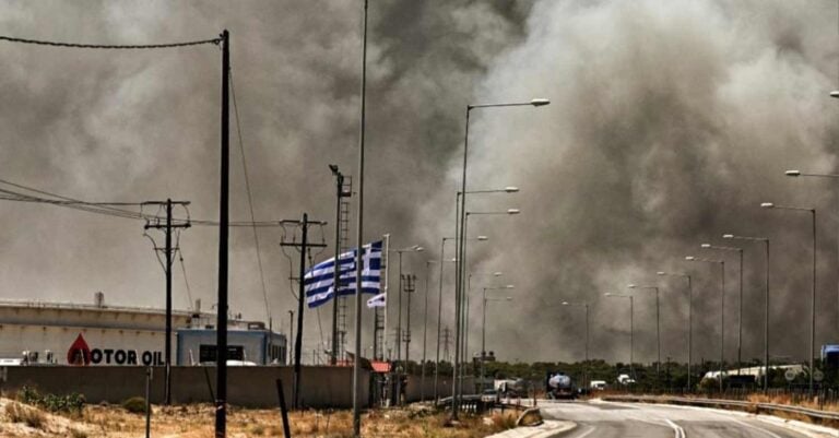 Σκοτείνιασε η Εθνική Οδός – Μαύροι καπνοί, αποπνικτική ατμόσφαιρα και ορατότης μηδέν