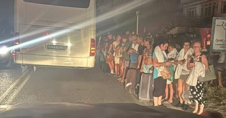 Στη δίνη της φωτιάς η Ρόδος: Καίγονται σπίτια, έκκληση του Δήμου για σεντόνια και στρώματα