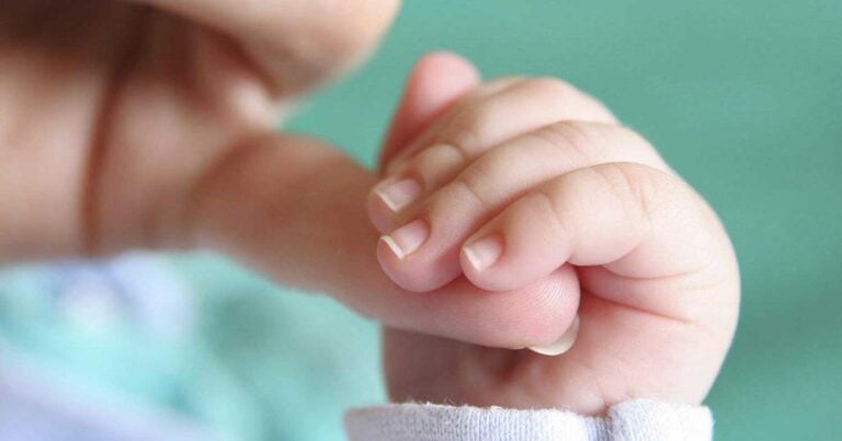 Θέλω να αφήσω τη κοπέλα μου γιατί δεν μπορεί να κάνει παιδιά. Να της ζητήσω να χωρίσουμε μετά το καλοκαίρι;