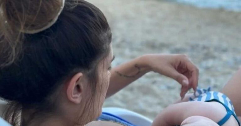 Στην παραλία με την κόρη της η Μαίρη Συνατσάκη – Το μαγιό της Ολίβιας «τρέλανε» τους πάντες