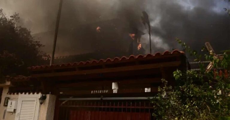 Φωτιά στον Νέο Κουβαρά: Καίγονται σπίτια στην Ανάβυσσο