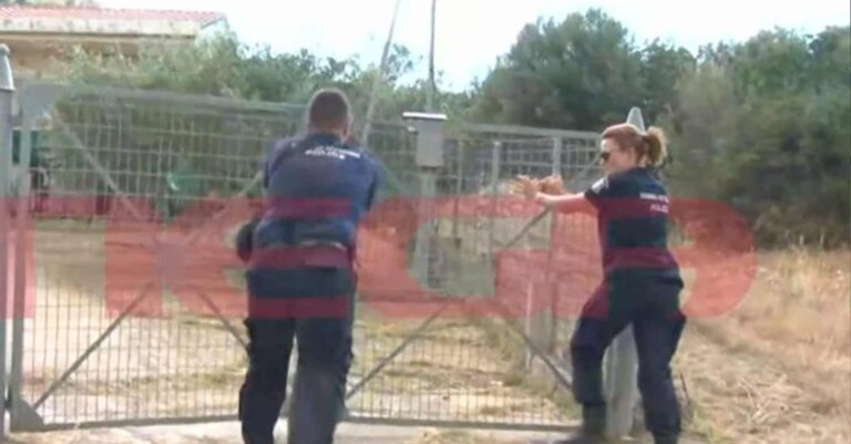 Φωτιά στη Μάνδρα: Αστυνομικοί σπάνε την καγκελόπορτα σπιτιού για να απεγκλωβίσουν ζώα  –  Τα άφησαν κλειδωμένα να καούν