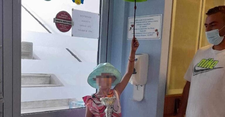 Η μικρή Ελένη χτύπησε δυνατά και αποφασιστικά το καμπανάκι για να γιορτάσει την νίκη της κατά του καρκίνου