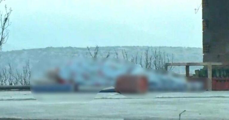 Συγκλονιστική εικόνα στην Μάνδρα: Πυρόπληκτος κοιμάται πάνω στο καμένο του σπίτι