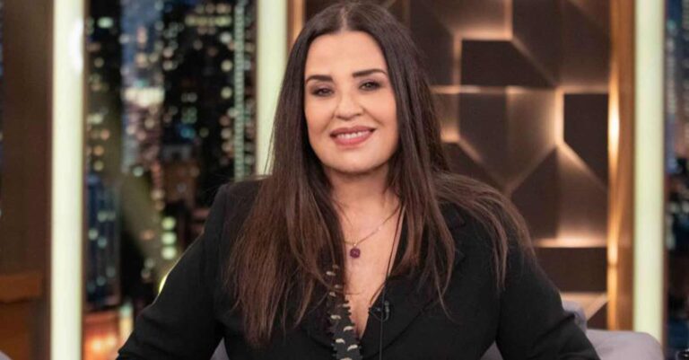 Μαρία Τζομπανάκη – Αγκαλιά με τον σύζυγό της με φόντο τη θάλασσα