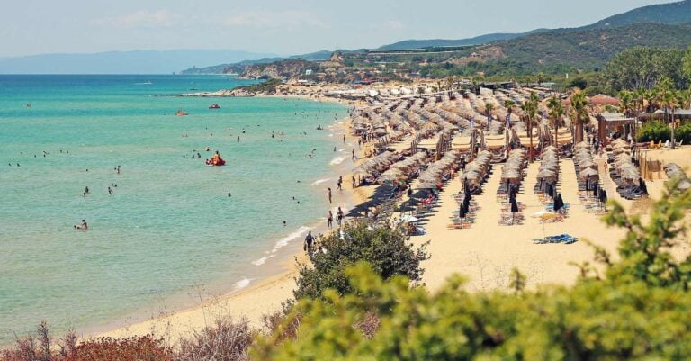 Σοβαρότατη καταγγελία από καθηγητή για παραλία με ξαπλώστρες: «Καθίσαμε στην άκρη και μας έδιωξαν»