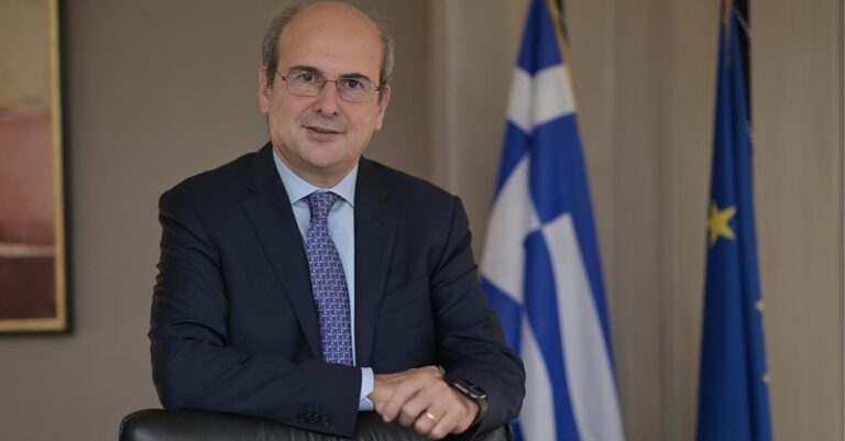 Χατζηδάκης: «Καθαρή αύξηση 1.476 ευρώ το χρόνο κάθε δημόσιος υπάλληλος»