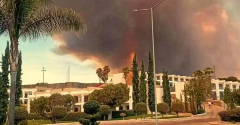 Φωτιά στη Ρόδο: Καίγονται τρία ξενοδοχεία