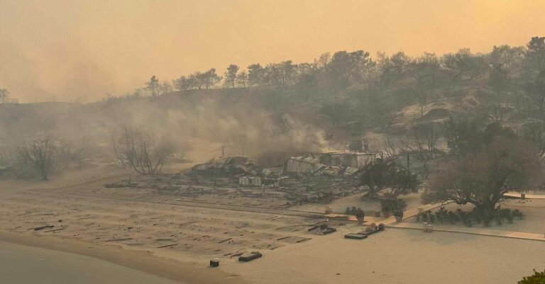 Φωτιά στην Ρόδο: Κάηκε ολοσχερώς γνωστό beach bar στη Γλύστρα