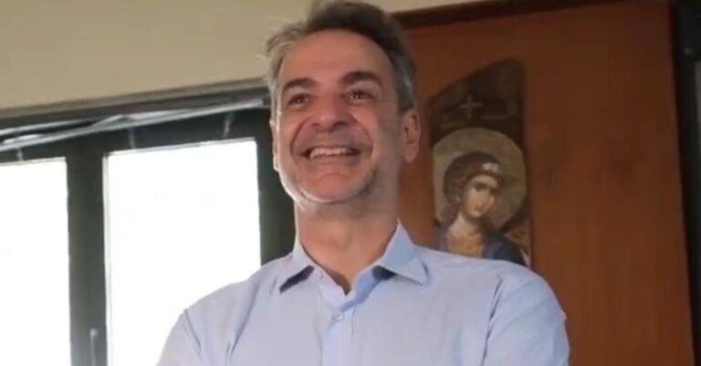 Σάλος με το βίντεο που δείχνει τον Κυριάκο Μητσοτάκη να χασκογελάει με τις φωτιές