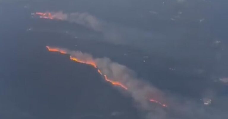 Φωτιά στη Ρόδο: Βίντεο από αεροπλάνο δείχνει την έκταση του πύρινου μετώπου