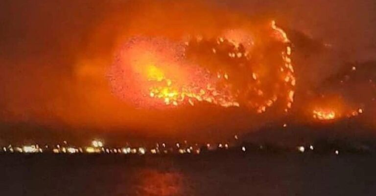 Φωτιά στο Αίγιο: Μια ανάσα το Διακοπτό πριν το καταπιούν οι φλόγες – Επιχειρούν 93 πυροσβέστες με 32 οχήματα