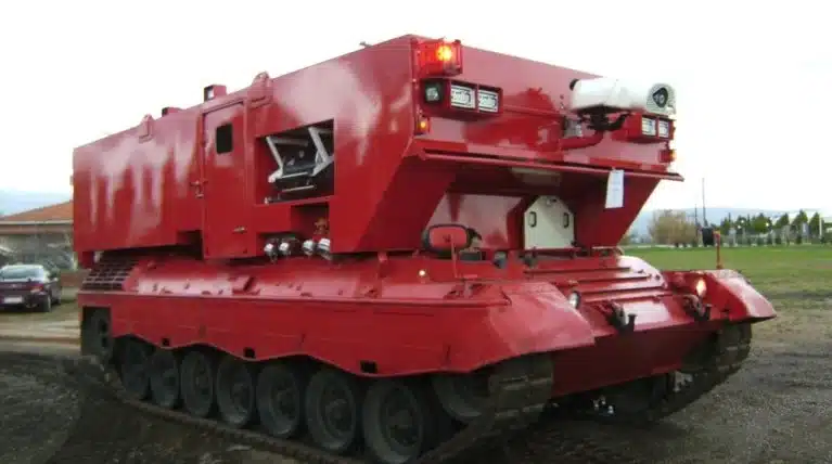 Στη Ρόδο το άρμα μάχης που μετατράπηκε σε θηριώδες πυροσβεστικό: Εκτοξεύει 15.000 λίτρα νερό και αντέχει σε ναρκοπέδιο