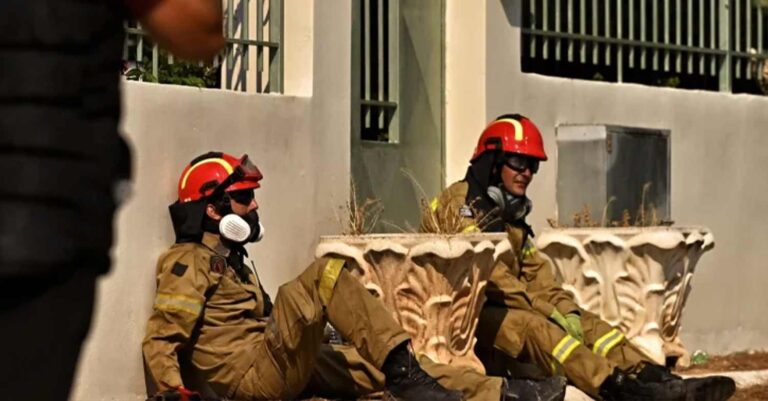 Συγκλονιστική εικόνα – Εξουθενωμένοι πυροσβέστες στο Λουτράκι ξαποσταίνουν στο πεζοδρόμιο