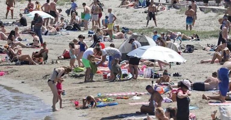 Γέμισαν οι παραλίες με τάπερ από το σπίτι και πλαστικό καφέ