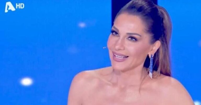 Το… τερμάτισε η Βανδή  –  Σε εκδήλωση με σκισμένο φόρεμα χωρίς σουτιέν