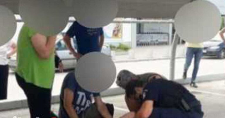 Τρίκαλα: Αστυνομικοί χάρισαν πολύτιμα δευτερόλεπτα ζωής σε ηλικιωμένο που σωριάστηκε στο έδαφος