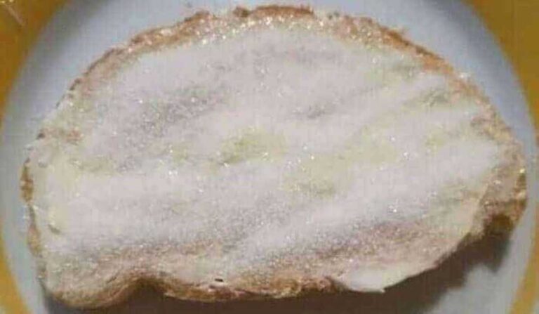 Βρεγμένо ψωμί με ζάχαρη – Το λατρεμένо σνακ που μας έμαθαν οι γιαγιάδες μας