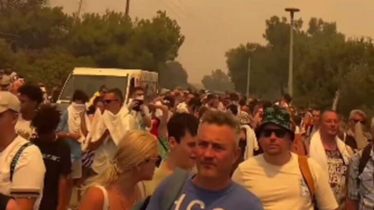 Βρετανός τουρίστας στη Ρόδο «Φύγαμε με πετσέτες στα πρόσωπα – Το παιδί μου λέει ότι δεν θέλει να πεθάνει»