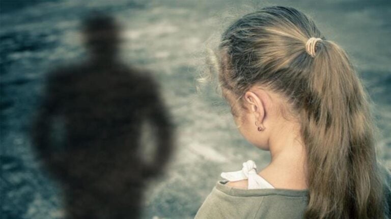 Βρήκα μια μικρούλα στον δρόμο και ειδοποιήσαμε τη μαμά της να την πάρει. Ήρθε και δεν είπε ούτε ευχαριστώ