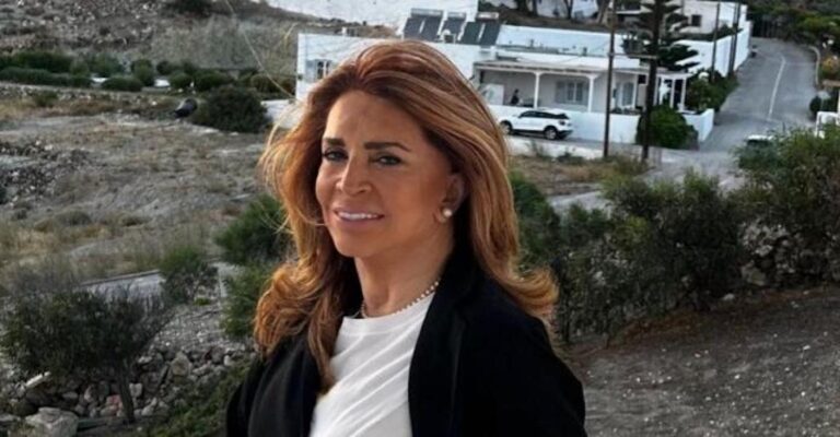 Ξέγνοιαστες στιγμές στην Κίμωλο: Η Μιμή Ντενίση ποζάρει με μαγιό και τα παπούτσια στο χέρι