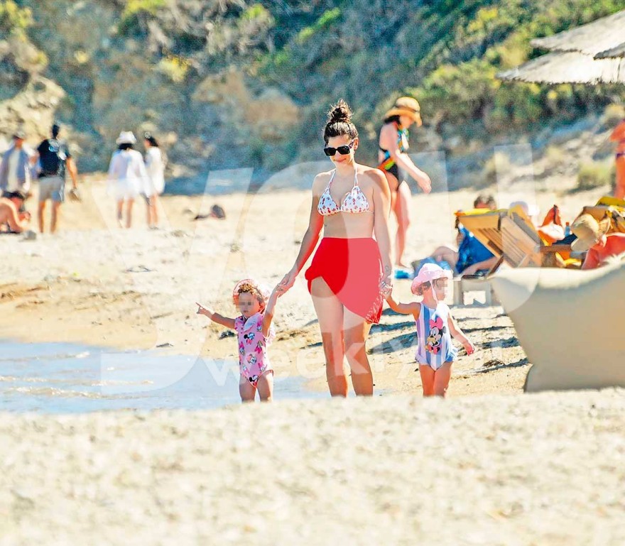 Χριστίνα Μπόμπα: Με τις δίδυμες και την πεθερά σε παραλία - Το μπραζίλ μπικίνι της έκλεψε τις εντυπώσεις 2 Χριστίνα Μπόμπα παιδιά