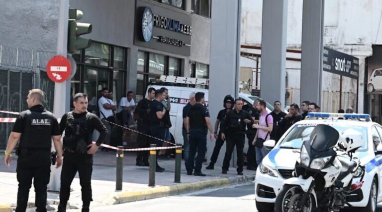 Κολωνός: Ελεύθερος χωρίς περιοριστικούς όρους ο ειδικός φρουρός που πυροβόλησε τον ληστή τράπεζας