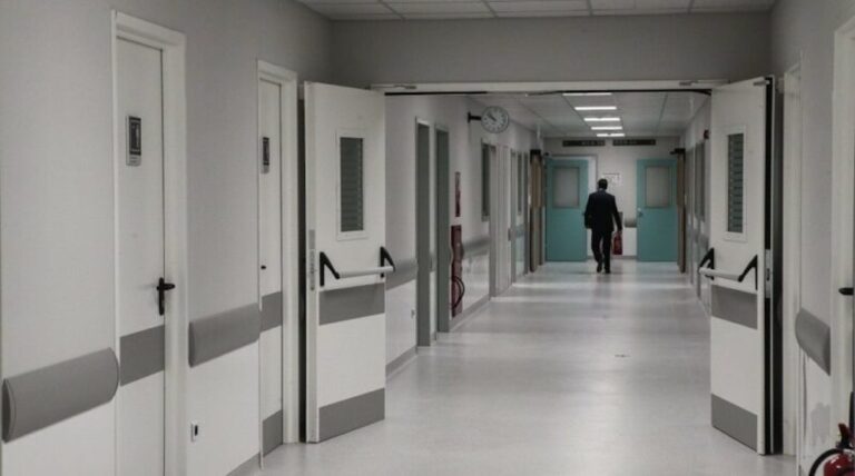 Λαμία: Διοικητής νοσοκομείου «έκοψε» τον μισθό γιατρού που αρνήθηκε να συνοδεύσει διασωληνωμένο ασθενή