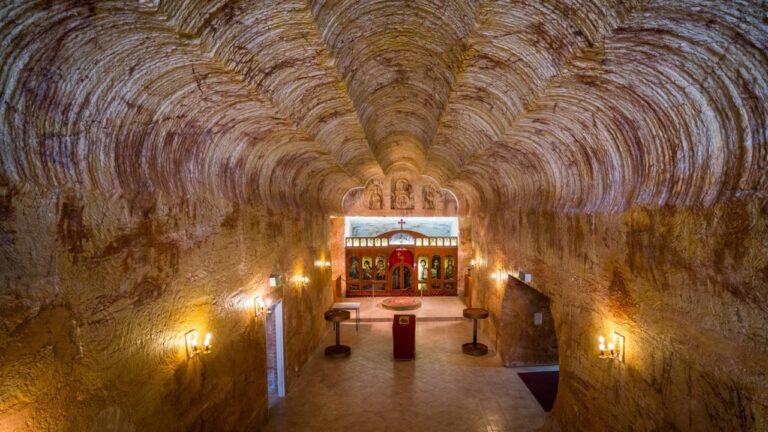 Η υπόγεια πόλη που ζουν 2.000 άνθρωποι από 40 χώρες – Μια μεγάλη μερίδα των μόνιμων κατοίκων είναι Έλληνες