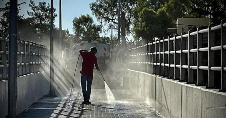 Νέα Φιλαδέλφεια: Σοβαρή καταγγελία από φωτορεπόρτερ – «Έψαχναν για στοιχεία στη γέφυρα που πριν λίγη ώρα έπλεναν με πιεστικό»