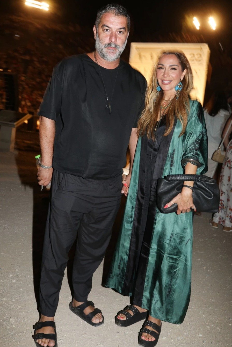 Βγήκε με τη Βανδή αλλά όλοι κοιτούσαν τα πόδια του: Ο Μπισμπίκης «έσκασε» Επίδαυρο μ’αυτά τα παπούτσια & έγινε θέαμα 29 Δέσποινα Βανδή – Βασίλης Μπισμπίκης