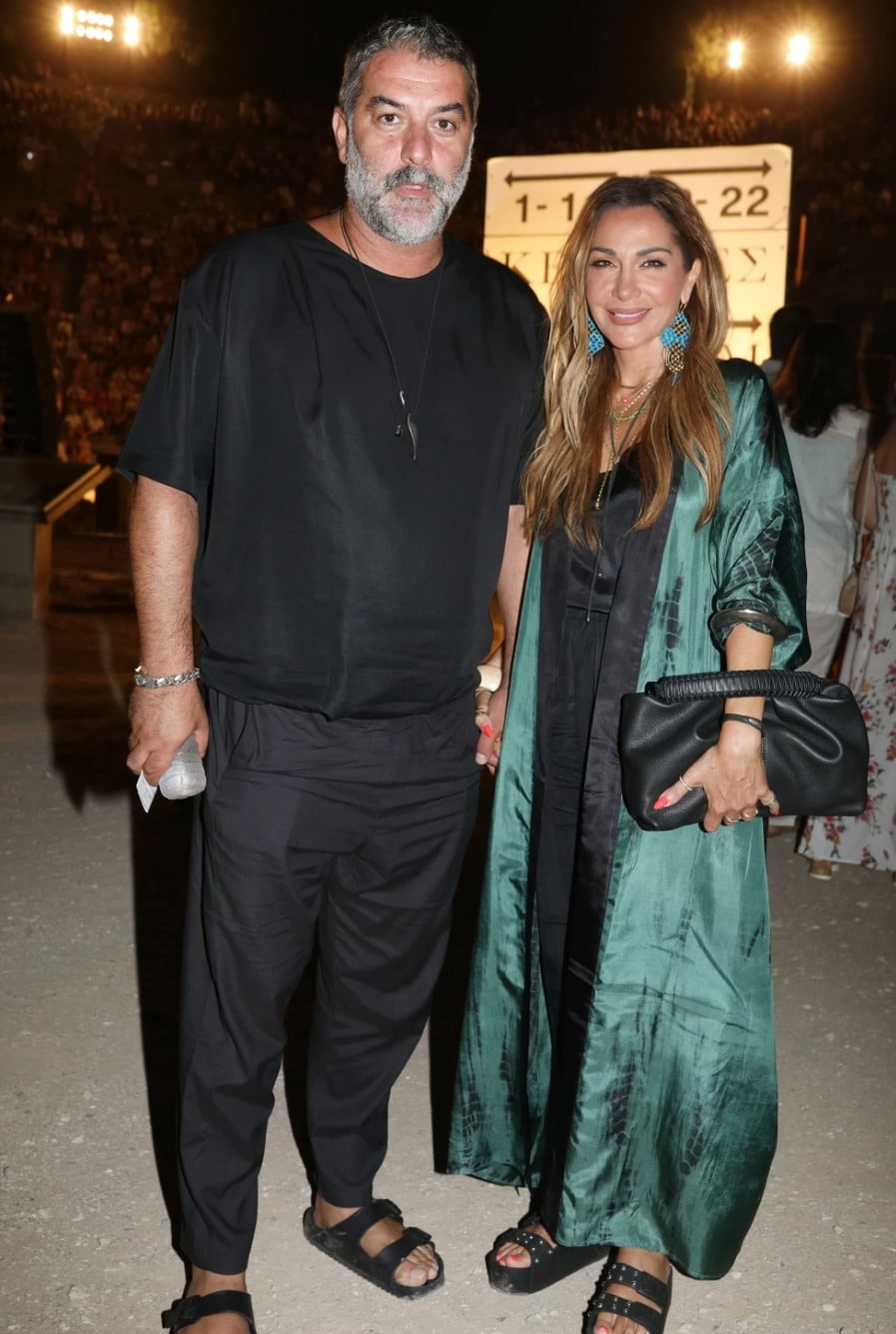 Βγήκε με τη Βανδή αλλά όλοι κοιτούσαν τα πόδια του: Ο Μπισμπίκης «έσκασε» Επίδαυρο μ’αυτά τα παπούτσια & έγινε θέαμα 32 Δέσποινα Βανδή – Βασίλης Μπισμπίκης