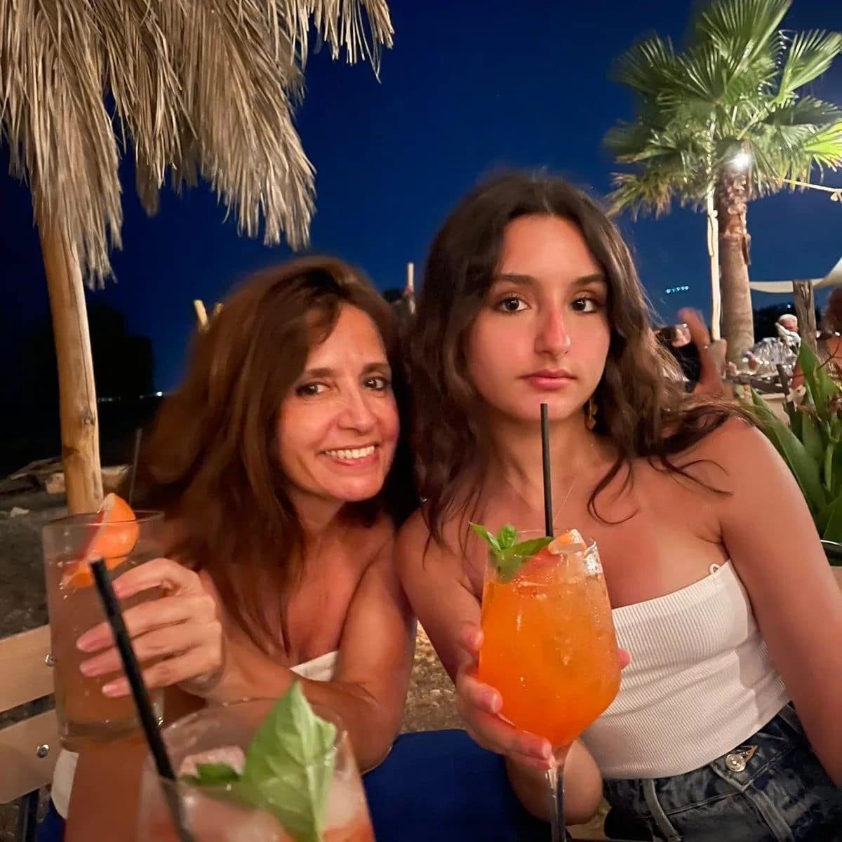 Ποια είναι η μαμά και ποια η κόρη: Η Βάσω Γουλιελμάκη ποζάρει με την 19χρονη κόρη της και όλοι ρωτάνε το ίδιο 1 19 5 1200x1200 1