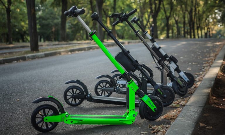 Γαλλία: Τελευταία ημέρα για τα ηλεκτρικά πατίνια στους δρόμους του Παρισιού