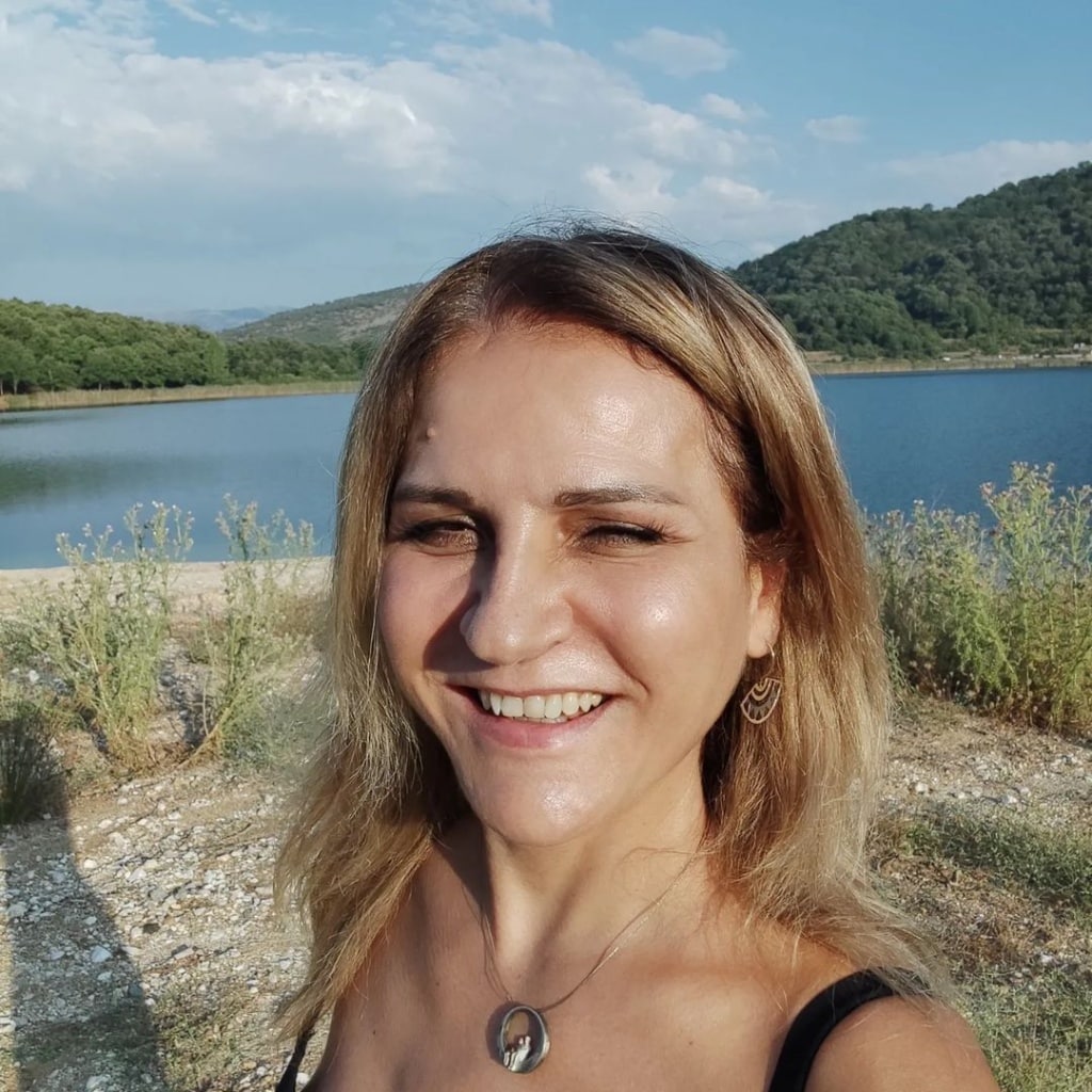 Δεν την αναγνωρίζει ούτε ο Σκιαδαρέσης: Η Μπέσσυ Μάλφα είπε «αντίο» στα ξανθά μαλλιά & αποθεώθηκε για το νέο της λουκ 7 1984 1024x1024 1