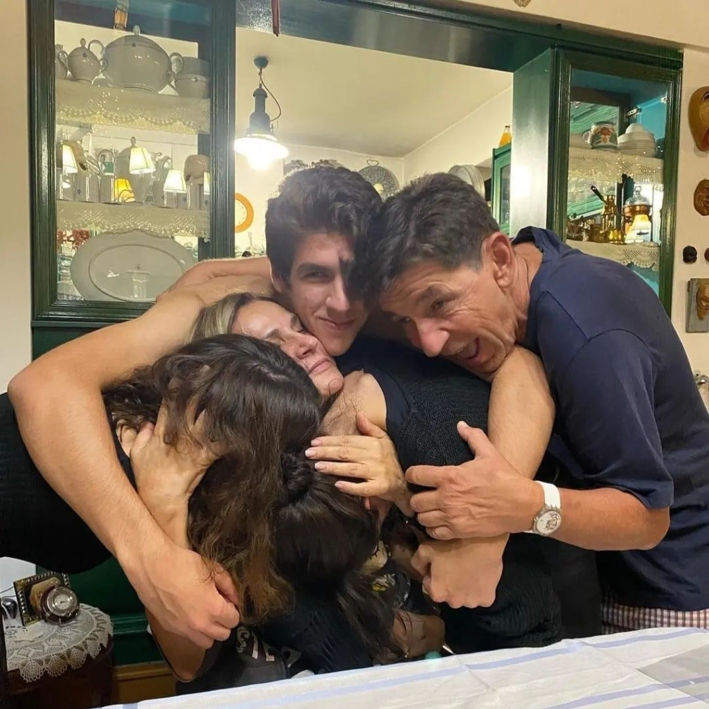 Δεν την αναγνωρίζει ούτε ο Σκιαδαρέσης: Η Μπέσσυ Μάλφα είπε «αντίο» στα ξανθά μαλλιά & αποθεώθηκε για το νέο της λουκ 8 1985 1024x1024 1