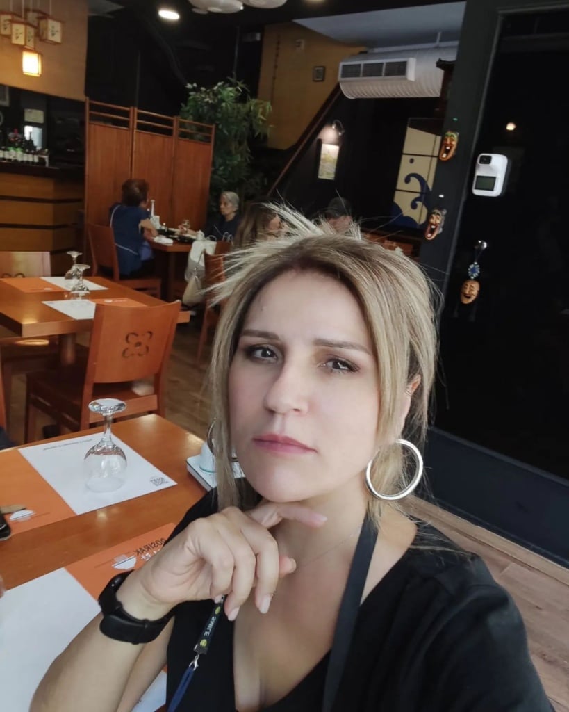 Δεν την αναγνωρίζει ούτε ο Σκιαδαρέσης: Η Μπέσσυ Μάλφα είπε «αντίο» στα ξανθά μαλλιά & αποθεώθηκε για το νέο της λουκ 9 1986 819x1024 1